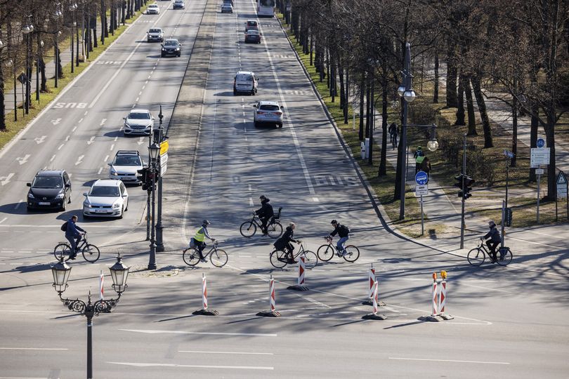 Fahrradfahrer überqueren die Kreuzung an der Siegessäule in Berlin