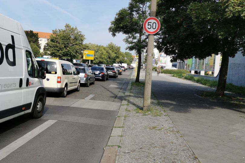 Viele Autos auf Ostseestraße in Berlin Pankow