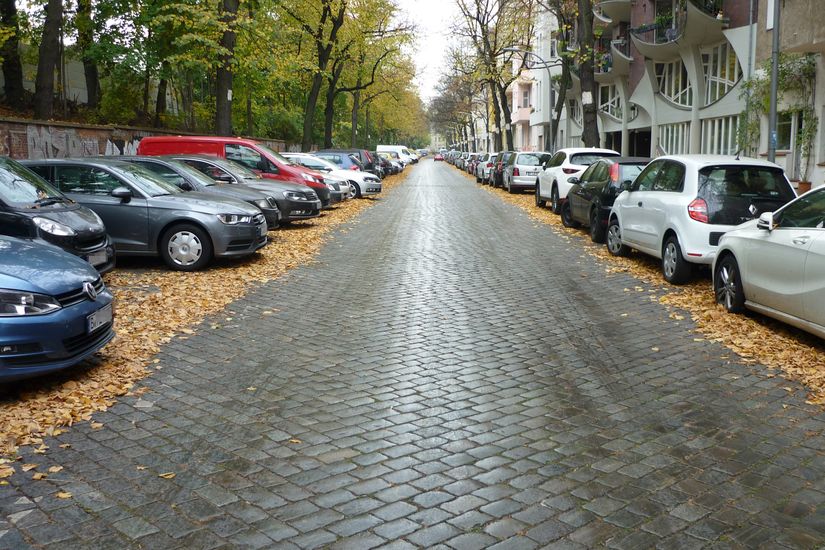 Kopfsteinpflaster und parkende Autos in Rönnestraße