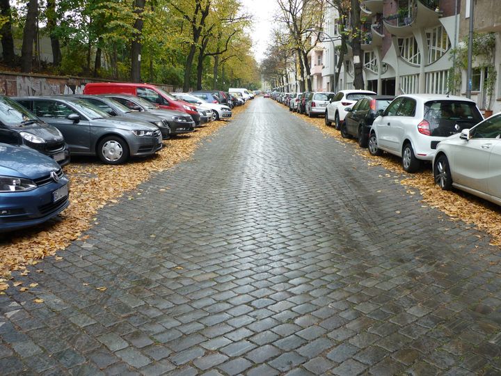 Kopfsteinpflaster und parkende Autos in Rönnestraße