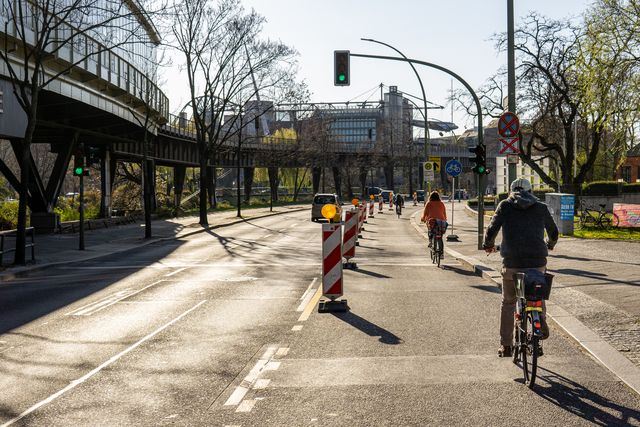 Radelnde entlang Hallesches Ufer auf Pop-up Bikelane mit Pollern geschützt