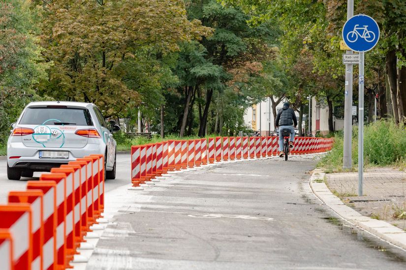 Fahrradfahrer fährt auf geschützten Radfahrstreifen auf der Blaschkoallee