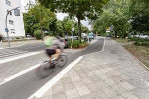 Radfahrer auf Hochbordradweg