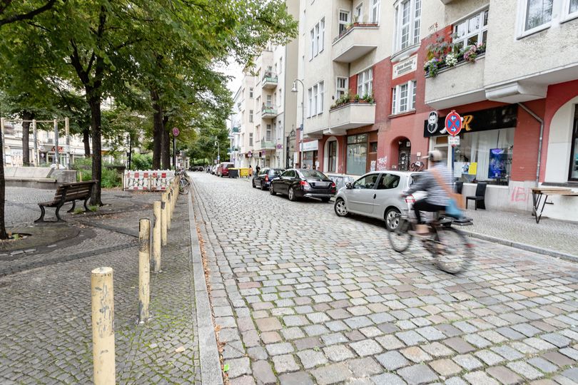 Radfahrer auf Thomasstraße am Karl-Marx-Platz Neukölln