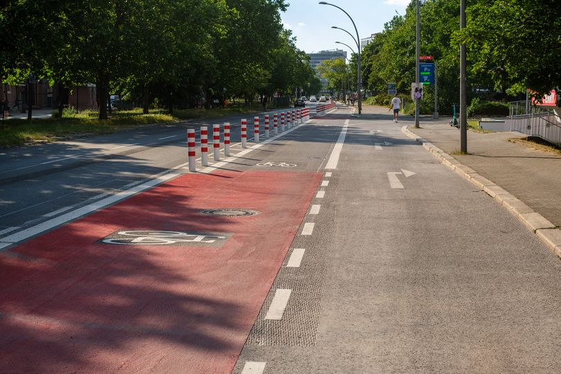 Geschützte Radfahrstreifen und Abbiegespur für den Kfz-Verkehr