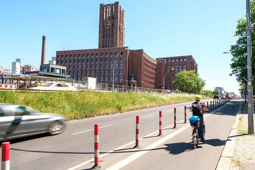 Radfahrende fährt entlang Tempelhofer Damm auf Höhe Ullsteinhaus