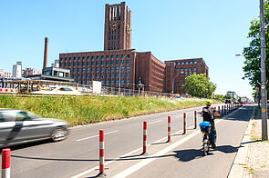 Radfahrende fährt entlang Tempelhofer Damm auf Höhe Ullsteinhaus