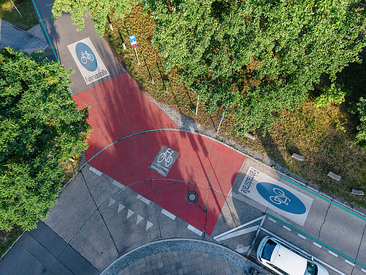 Blick von oben auf eine Fahrradstraße mit einem rot markierten Kreuzungsbereich
