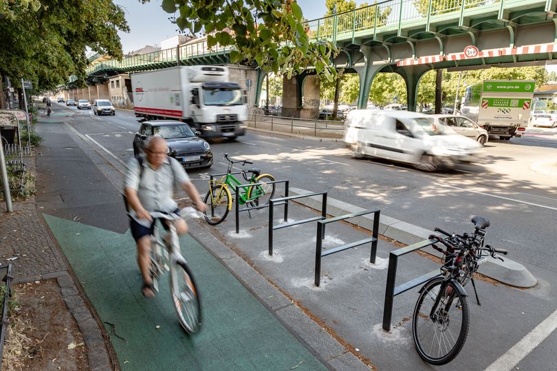 Radfahrstreifen und Fahrradabstellanlage an der Schönhauser Allee