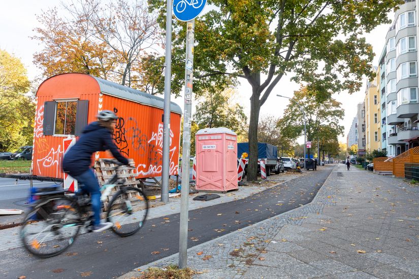 Radfahrerin auf Radweg Seestraße