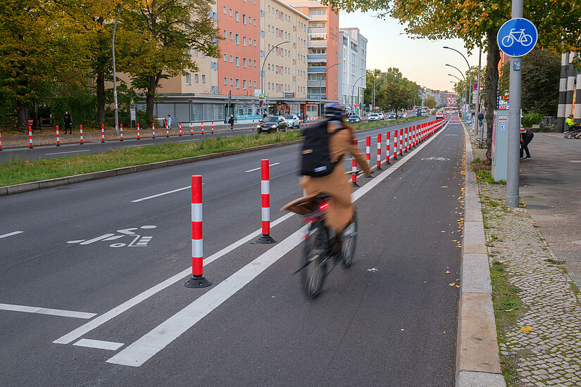 Radfahrende auf dem Radfahrstreifen des Mariendorfer Damms