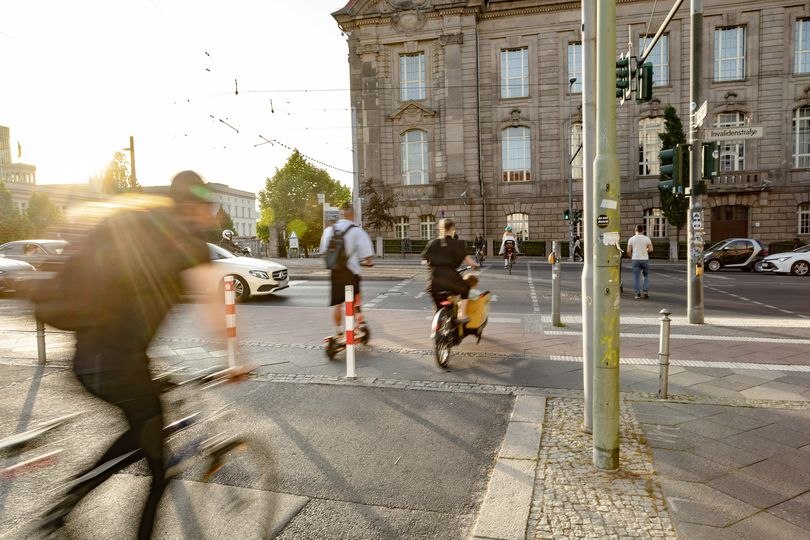 Radfahrstreifen am Alexanderufer an der Kreuzung mit Invalidenstraße