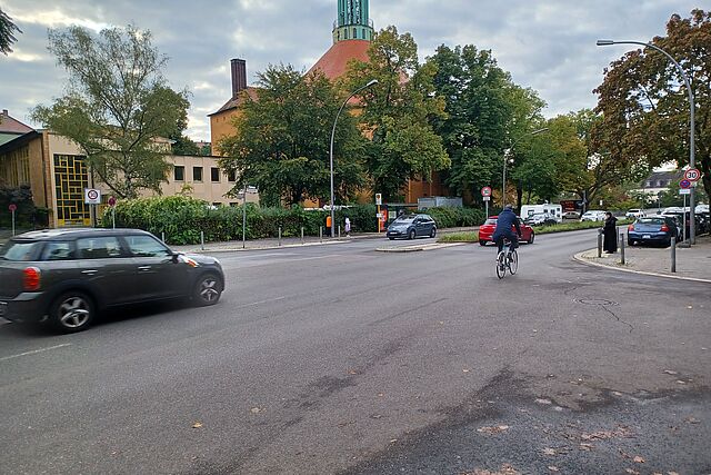 Verkehr in der Boelckestraße auf Höhe Badener Ring