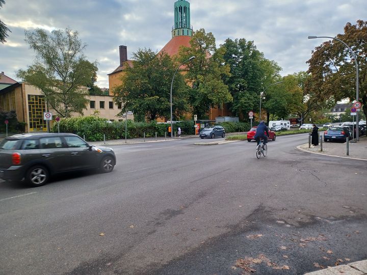 Verkehr in der Boelckestraße auf Höhe Badener Ring