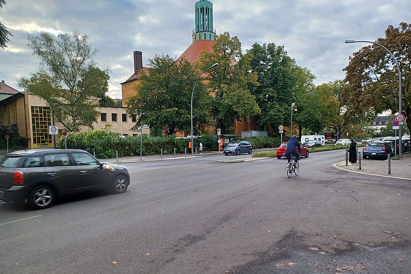 Verkehr in der Boelckestraße auf Höhe Badener Ring