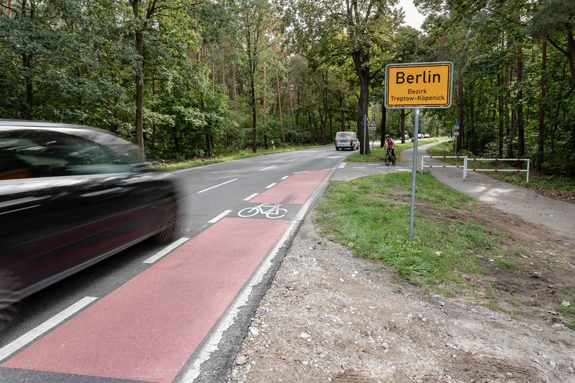 Radfahrstreifen, der in Fuß- und Radweg übergeht