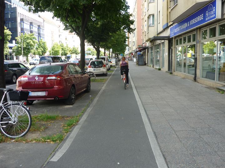 Radfahrerin fährt auf Radweg Frankfurter Allee