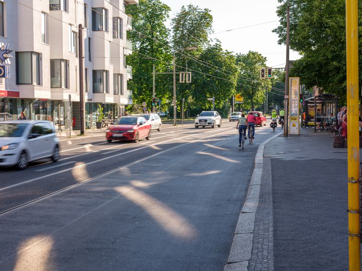 Radfahrende auf Hermann-Hesse-Straße neben Autos