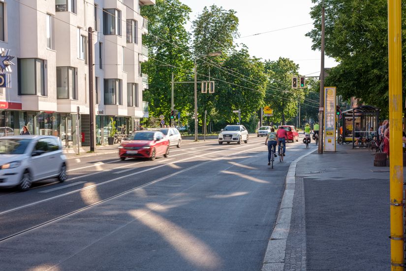 Radfahrende auf Hermann-Hesse-Straße neben Autos