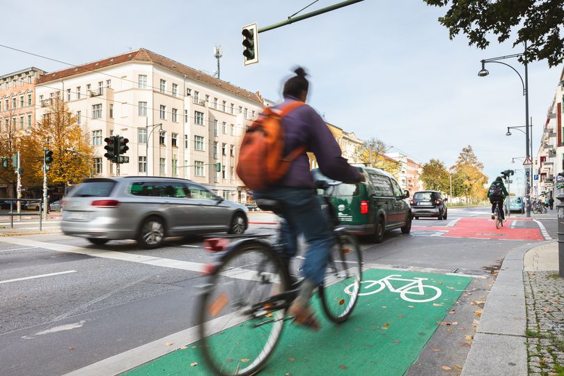 Verkehr auf Greifswalder Straße mit markiertem Radfahrstreifen