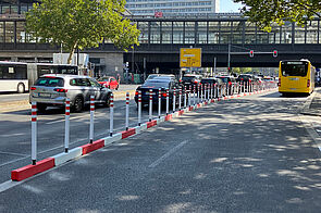 Geschützter Radfahrsteifen und Busspur auf Hardenbergstraße.