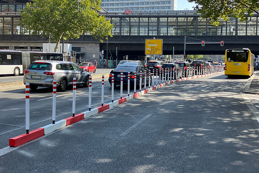 Geschützter Radfahrsteifen und Busspur auf Hardenbergstraße.