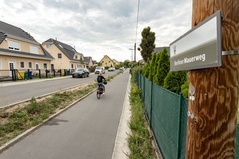 Fahrradfahrende nutzt den neuen Radweg