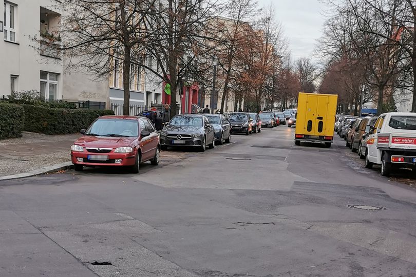 Verkehr und parkende Autos auf Bizetstraße in Pankow