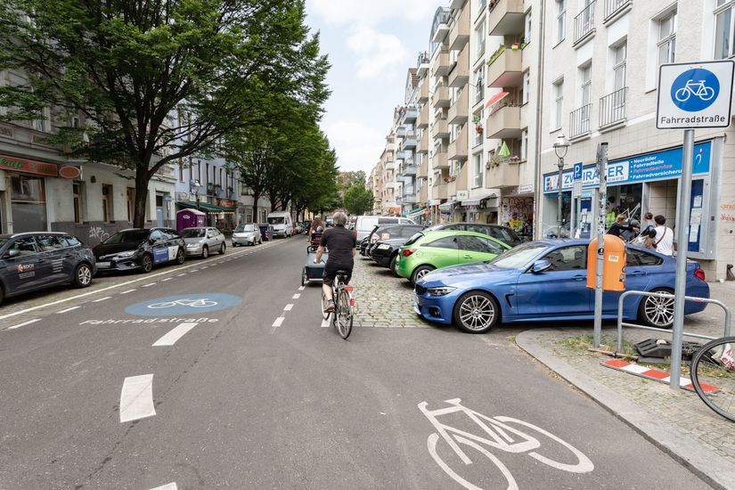 Ausgewiesene Fahrradstraße auf Herrfurthstraße in Neukölln