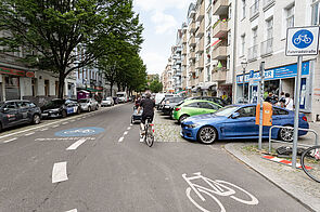Ausgewiesene Fahrradstraße auf Herrfurthstraße in Neukölln