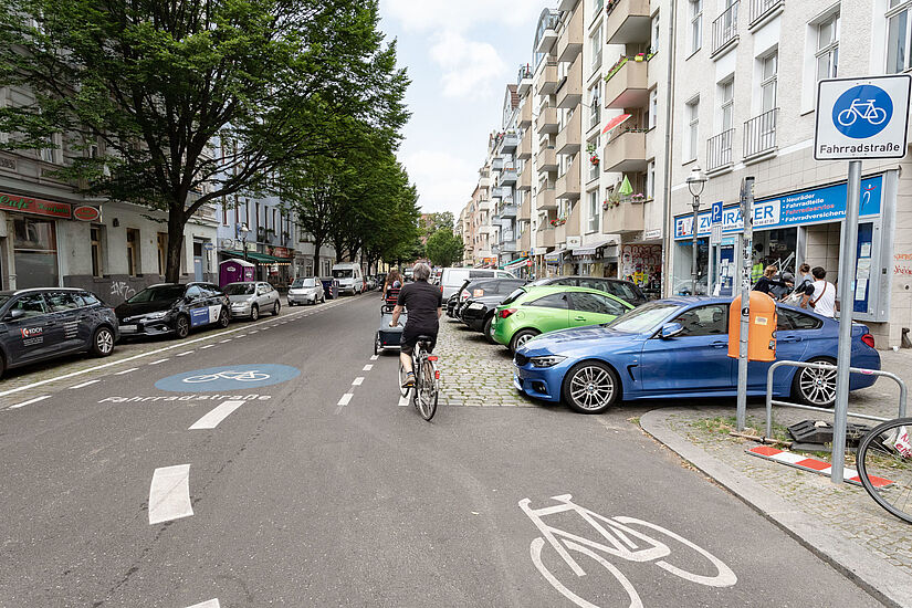 Ausgewiesene Fahrradstraße auf Herrfurthstraße in Neukölln
