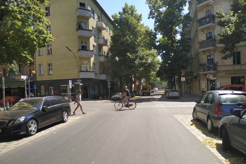 Asphaltierte Friedelstraße in Neukölln