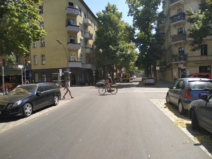 Asphaltierte Friedelstraße in Neukölln