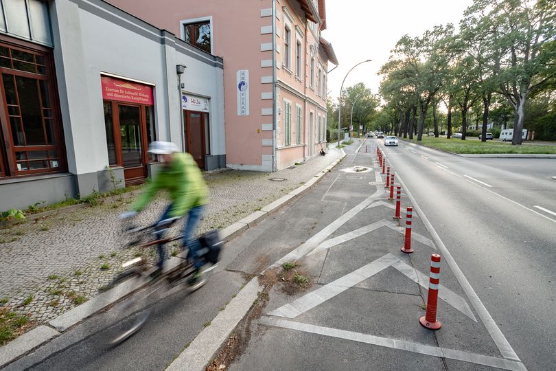 Radfahrer fährt auf geschütztem Radfahrstreifen