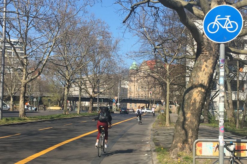 Temporärer Radstreifen entlang Schöneberger, Tempelhofer und Waterloo-Ufer