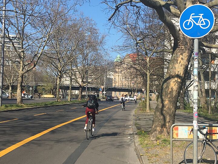 Temporärer Radstreifen entlang Schöneberger, Tempelhofer und Waterloo-Ufer