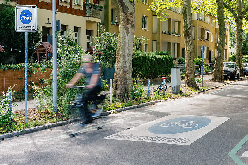 Fahrradfahrer fährt auf einer Fahrradstraße
