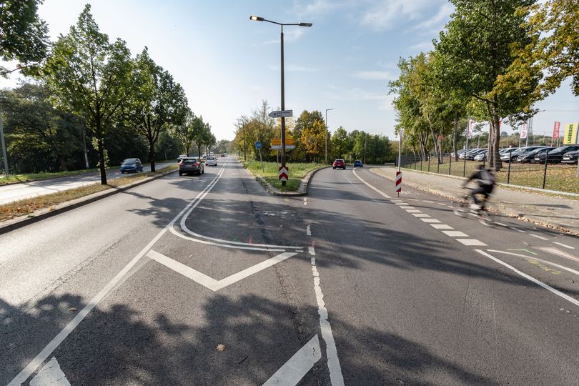 Autoverkehr und Radweg Kreuzung Alt-Biesdorf und Märkische Allee