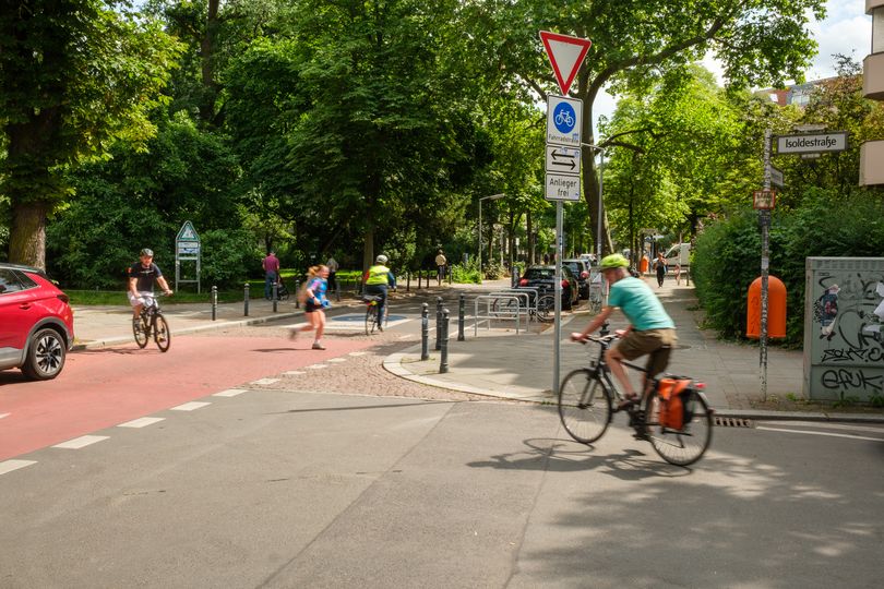 Radfahrende auf Fahrradstraße
