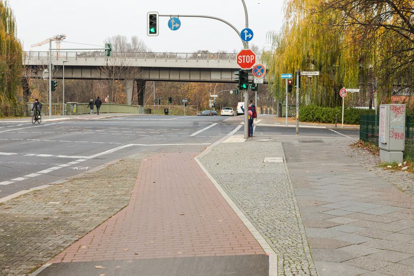 Radweg vor Ampel und Kreuzung Tempelhofer Ufer