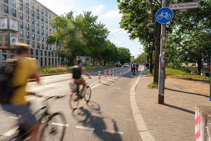 Radfahrende auf geschützten Radfahrstreifen am Stra