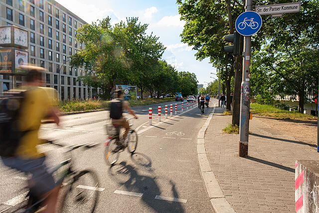 Radfahrende auf geschützten Radfahrstreifen am Stra