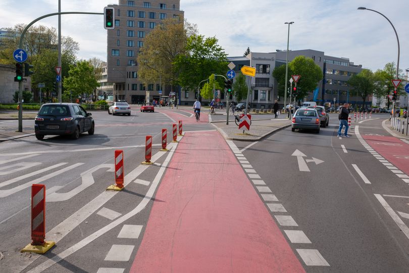 Kreuzung mit markierten Radfahrstreifen an der Kleiststraße