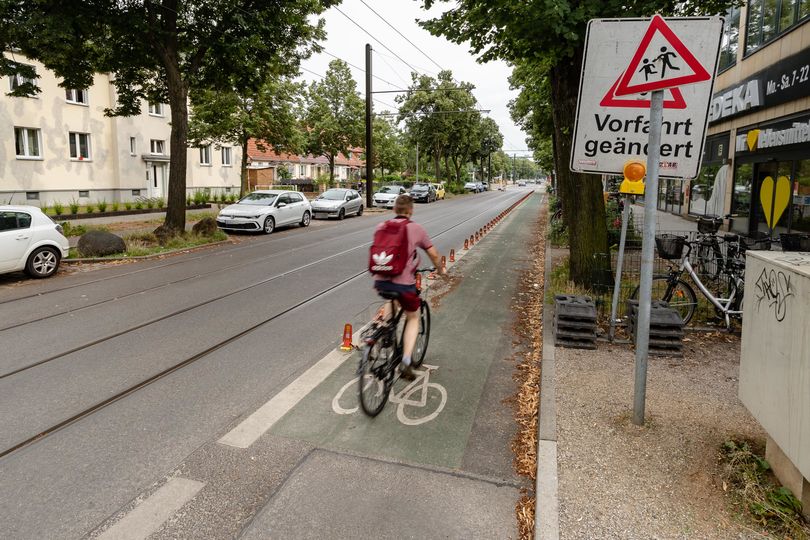 Leitboys schützen einen Abschnitt des Radweg entlang Wendenschlossstraße