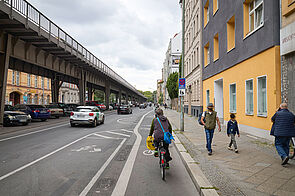 Radfahrstreifen mit Lieferzonen und Radfahrenden.