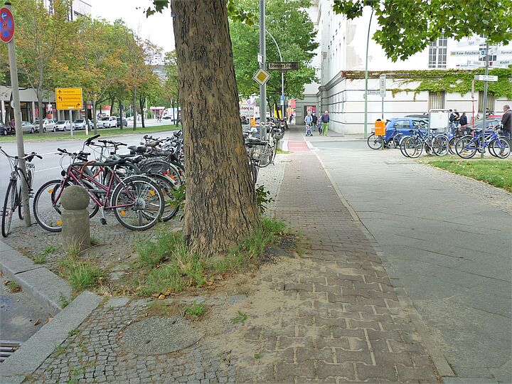 Kaputter Radweg Hohenzollerndamm Höhe Brienner Straße