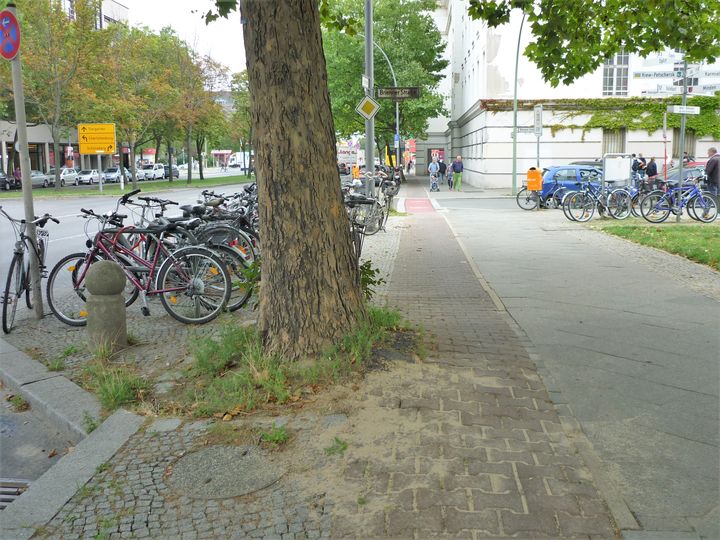 Kaputter Radweg Hohenzollerndamm Höhe Brienner Straße