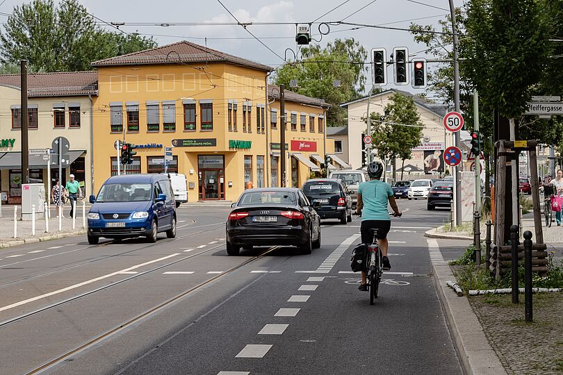 Fahrradfahrer auf Fahrradschutzstreifen Müggelseedamm