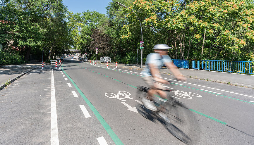Radfahrende in einer neu markierten Fahrradstraße