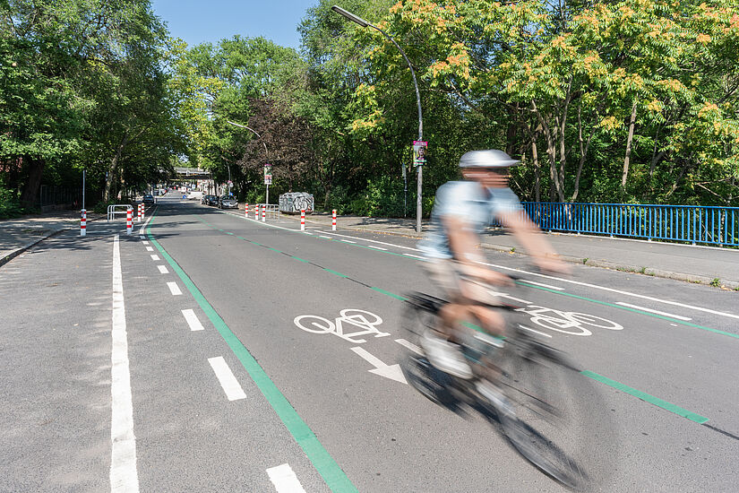 Radfahrende in einer neu markierten Fahrradstraße